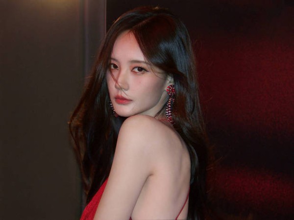 李一桐后背线条优美。