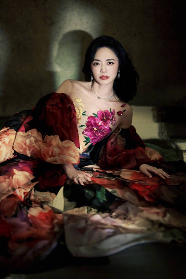 姚晨繁花礼裙铺开在地，慵懒又妩媚。