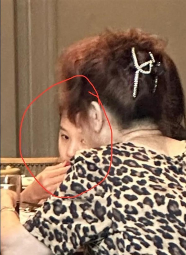 49岁马伊琍带家人聚餐，妈妈豹纹裙配红高跟很时尚，小女儿巨漂亮