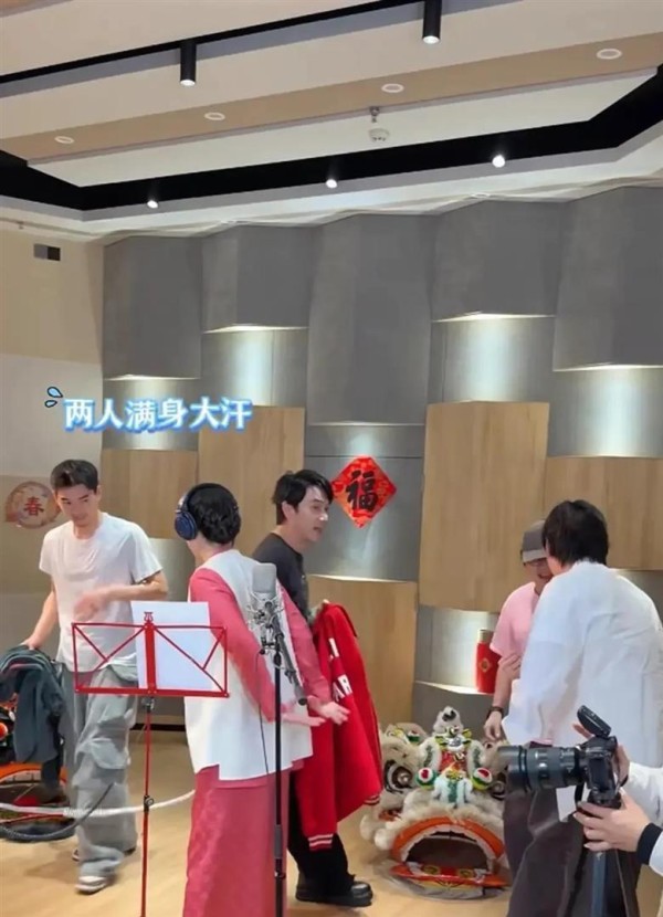 55岁林依轮回北京过年，与儿子似同龄人，否认大儿子是与前妻所生