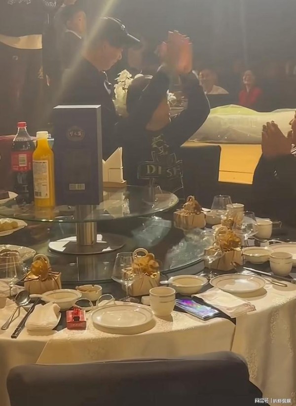 郭麒麟参加婚礼被套路接捧花，接花后一脸懵，郭德纲现场催婚