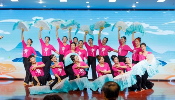 图为肥东县老年大学广场舞班表演现场。肥东县委宣传部供图