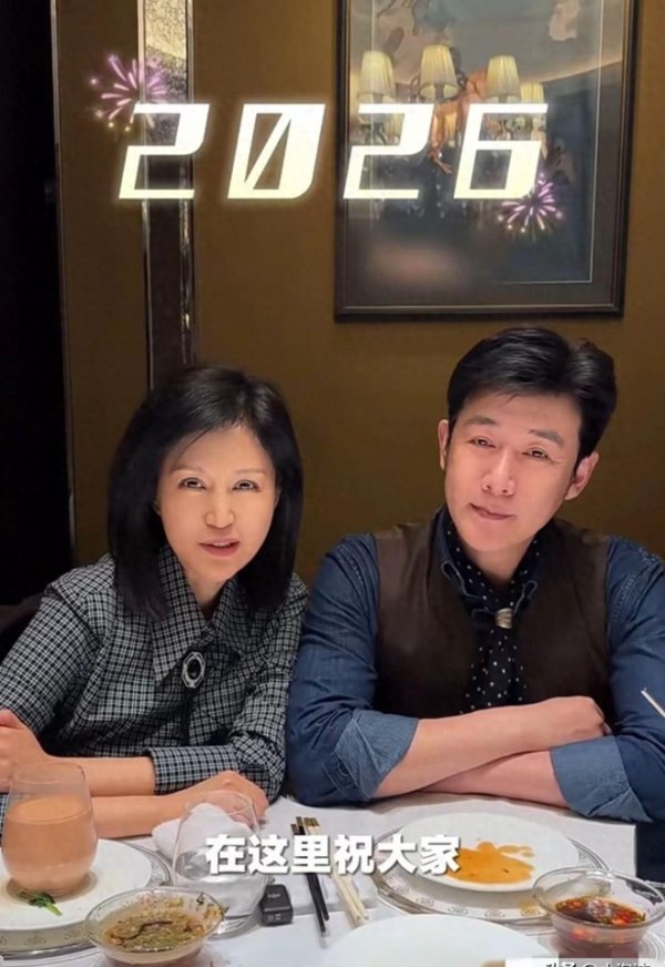 陆毅鲍蕾晒家庭聚餐，四人举杯迎接新年，两个女儿如花似玉