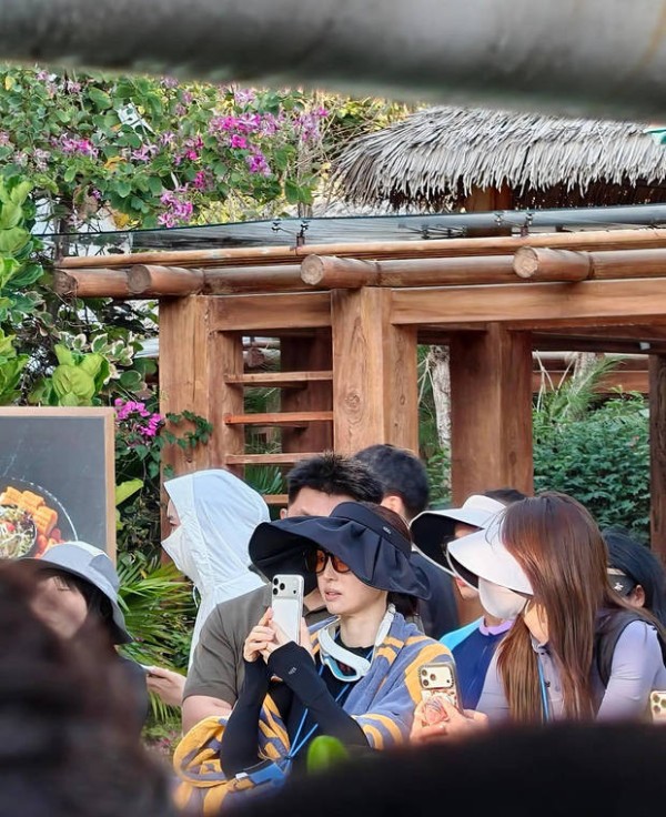 董璇与家人外出度假，开心享受<a target=