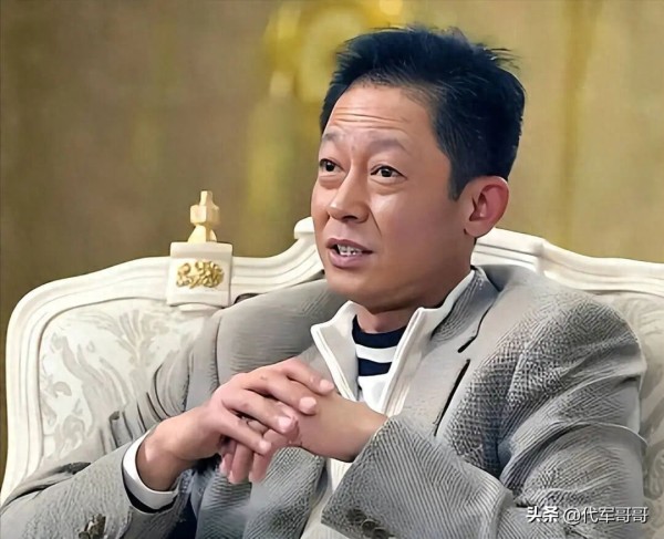 59岁王志文近况曝光！娶小12岁美女富婆，与17岁儿子同框像爷孙