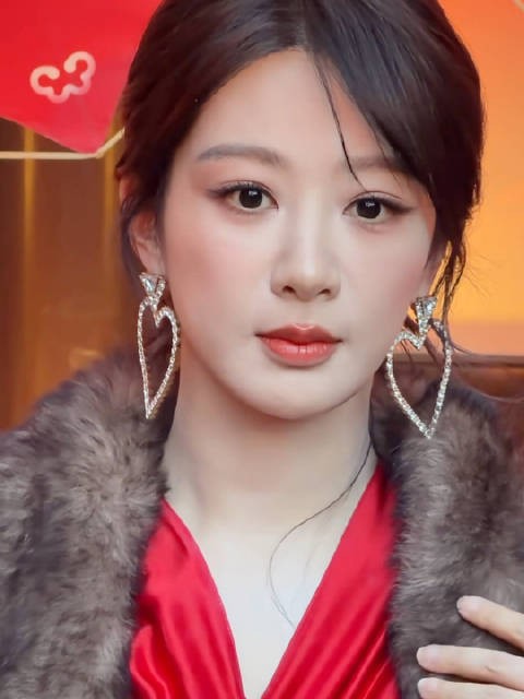 杨紫得吃了多少苦才有这么大变化，怼脸拍超美