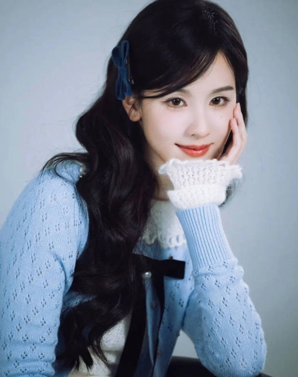 陈都灵托腮浅笑，娇俏可人。