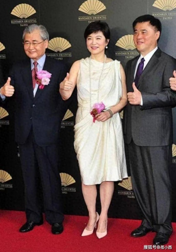 71岁林青霞剪了短发减龄20岁不止，穿白色连衣裙，完全没有大妈味