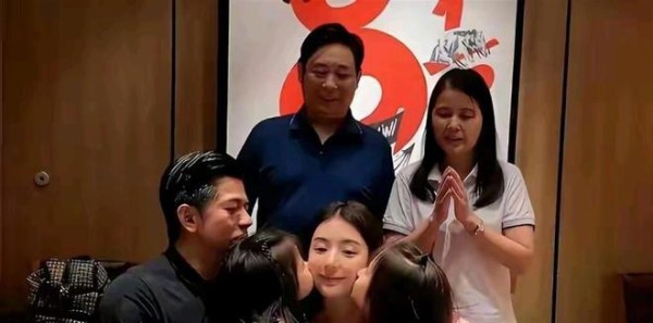 郭富城陪老婆方媛回安徽过年,身高年龄都太有梗,人群中特别显眼