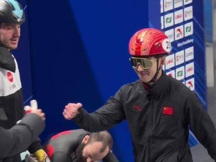 一只小企鹅踏冰而来！