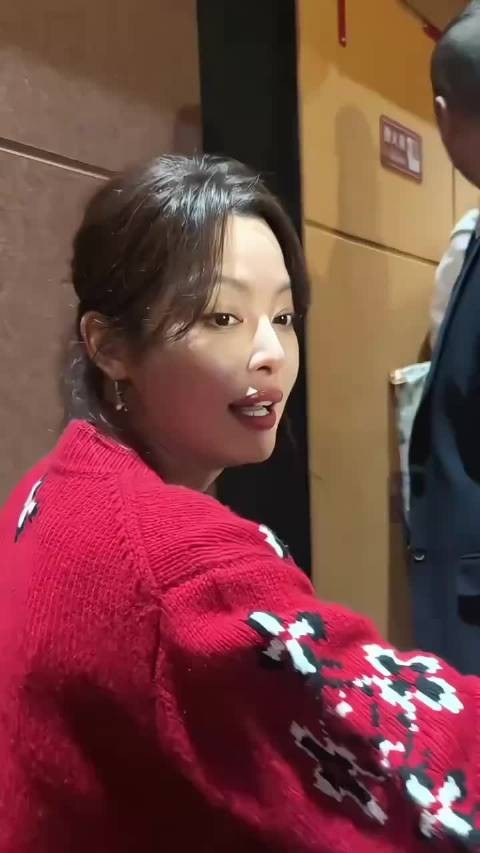 辛芷蕾回到老家后相当接地气，穿起旧衣服，丝毫没有影后包袱