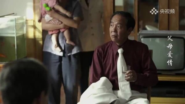 父母爱情:安杰和帅老头跳舞比赛得第一,亚菲高兴请吃饭,德福拒绝!