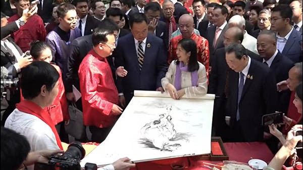 聂晖《天马驰原》图受泰国阿努廷总理夫妇青睐并收藏