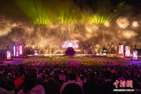 （新春见闻）山西晋城：司徒小镇打铁花迎新春