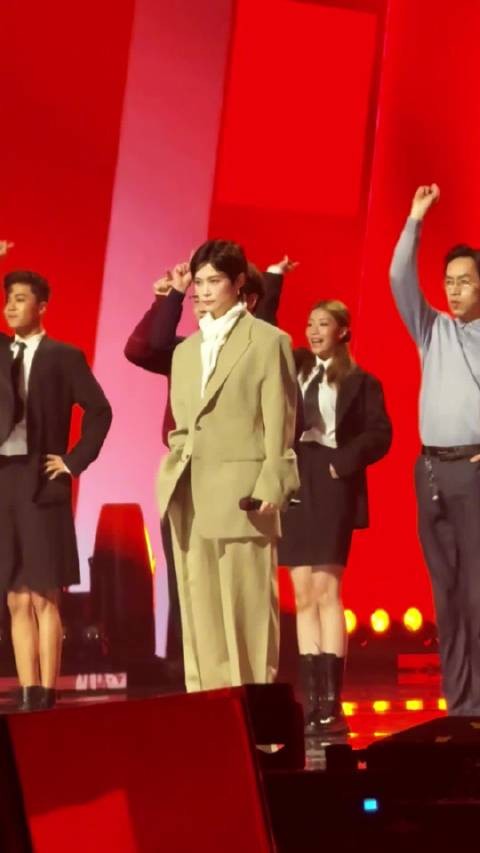 李宇春与不齐舞团浙江卫视春晚合跳烫脚舞