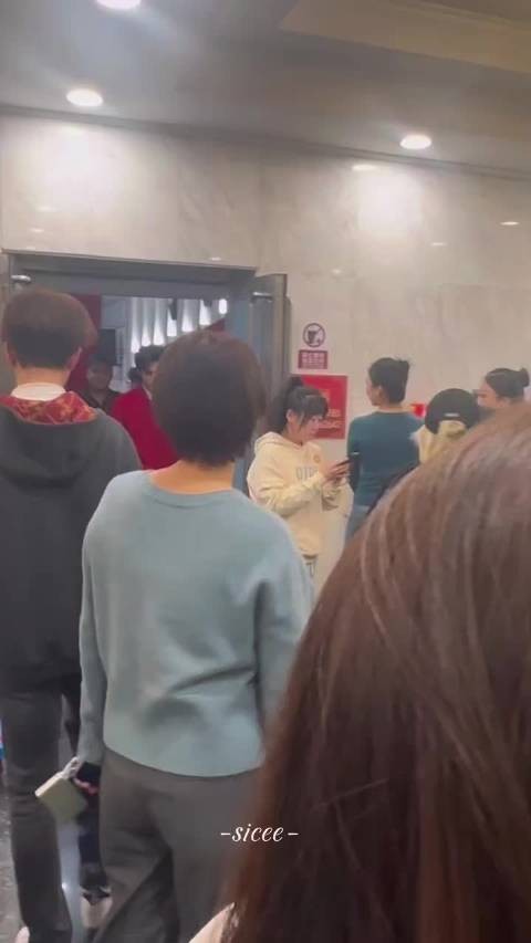 宋威龙春晚后台路透,旁边小姐姐直接都看呆了