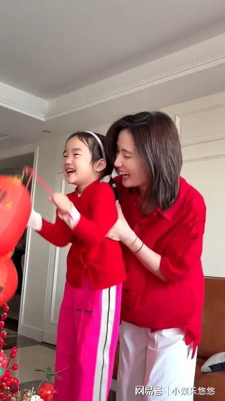 海哈金喜晒新年仪式感!穿红衣和女儿一起布置家,3岁夏夏好能干