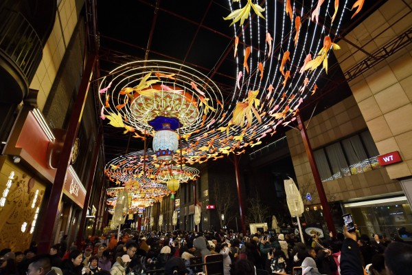 北京：灯映前门年味足