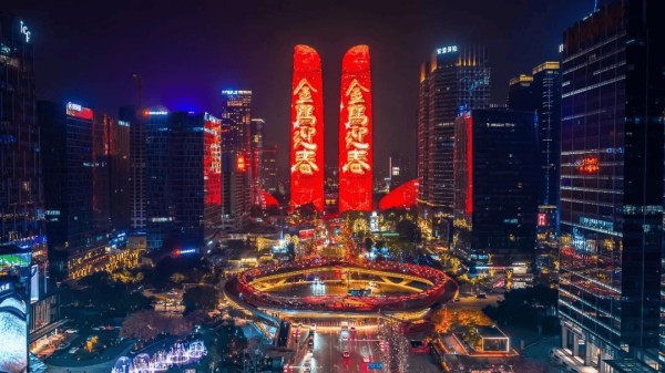 除夕夜，成都高新区天府双塔光影璀璨