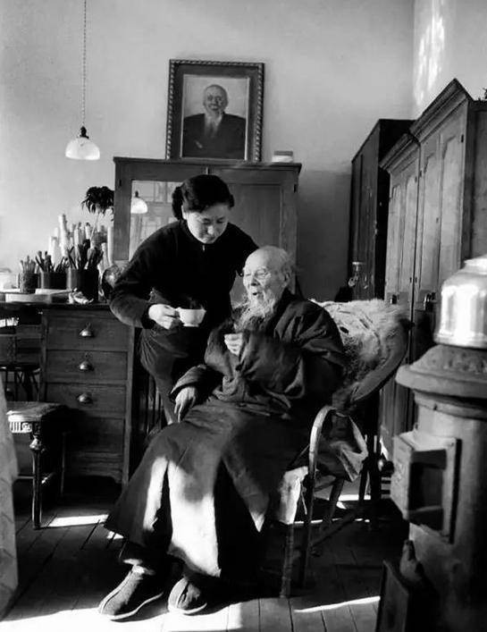 55岁齐白石看上朋友家18岁丫鬟，为示诚意送画一幅，如今拍价9200万