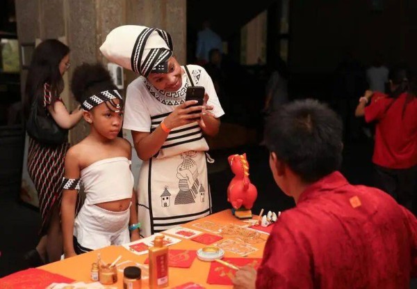 “彩虹之国”奏响中国“春之声”