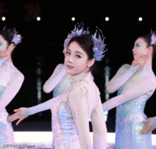 迪丽热巴春晚的人鱼姬造型好梦幻，单人cut最多！