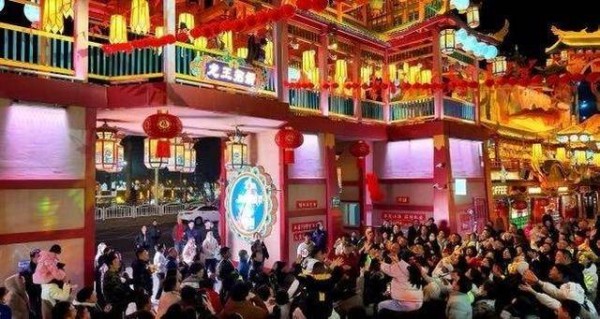日均近百场演艺，山海间不夜城主题街区成市民游客新春好去处