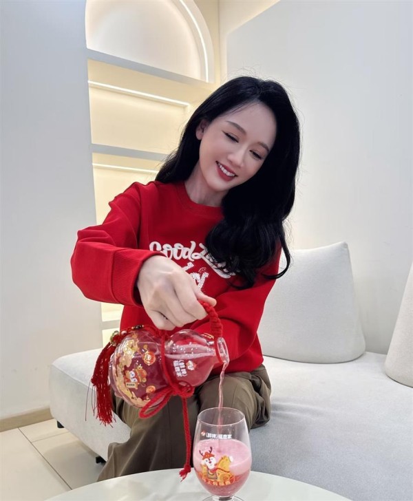 46岁陈乔恩大年初一分享新年靓照，身穿红色花裙貌美如花很减龄！