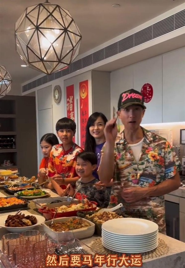 吴尊分享马年全家福，晒年夜饭，祝大家马年行大运！马年大吉！