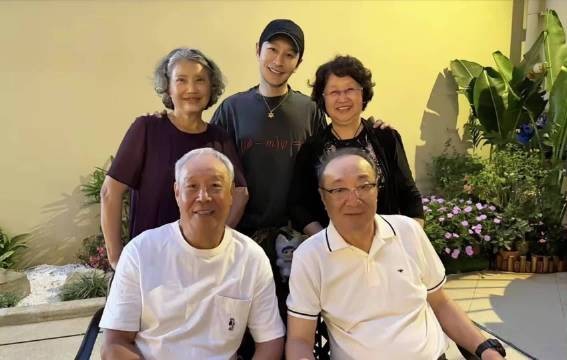 黄晓明的这顿年夜饭，看着真叫一个圆满，但你仔细品品，越看越不是滋味