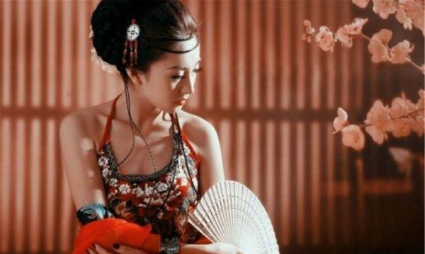 古人穿的衣服都拖到地上了,难道不怕弄脏吗?是为了时尚吗?