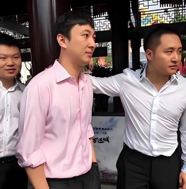 王思聪带女友新加坡过年，两人坐电梯拍合影，前方外国人表情亮了