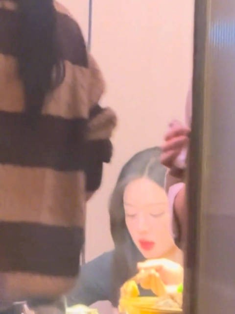 网友吃火锅的时候偶遇了古力娜扎