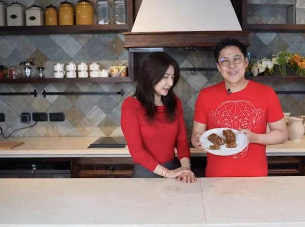 郭晶晶霍启刚合体做马碲糕，全程粤语交流，夫唱妇随非常接地气