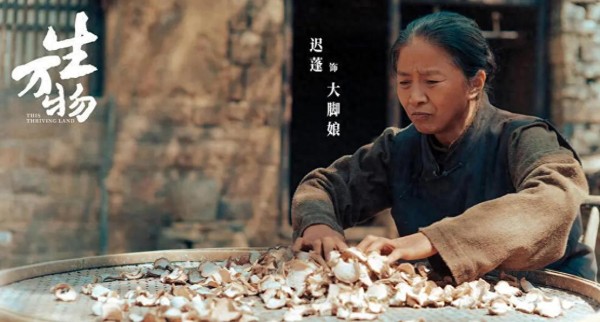 大年初三偶遇迟蓬夫妇,导演老公露面穿着朴素,夫妻俩一起吃自助