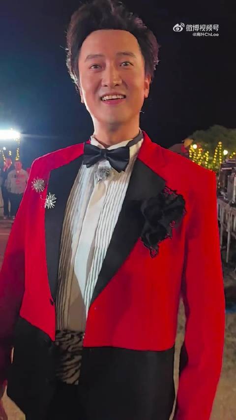 王传君向高叶撒娇求评价,两人互动自然有趣