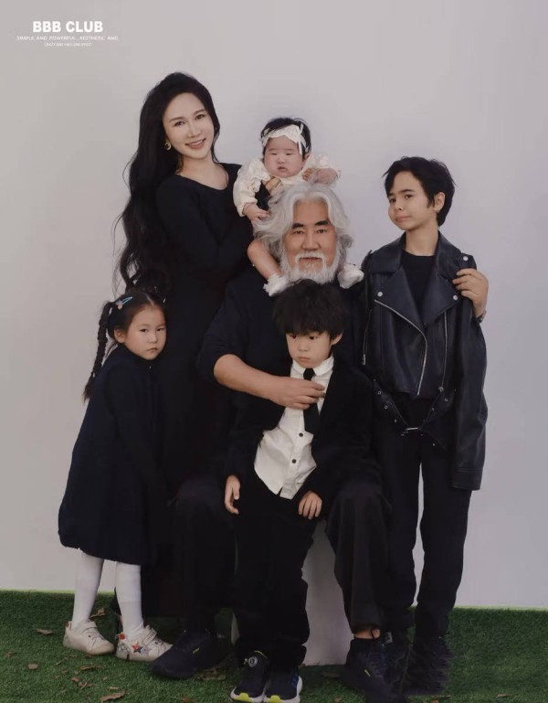 张纪中一家越南度假，74岁的他推婴儿车很吃力，杜星霖穿粉衣娇美