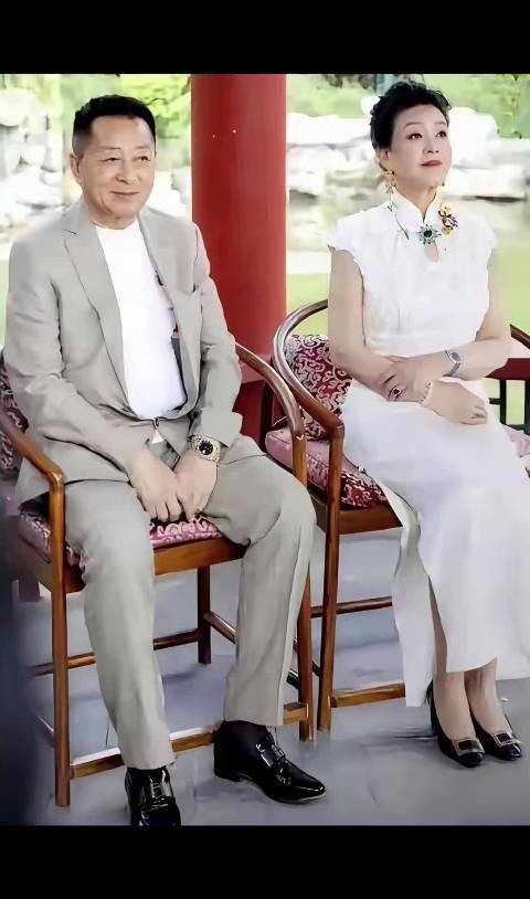 汪大爷悠闲晚年引热议，张兰辛劳一生反遭非议