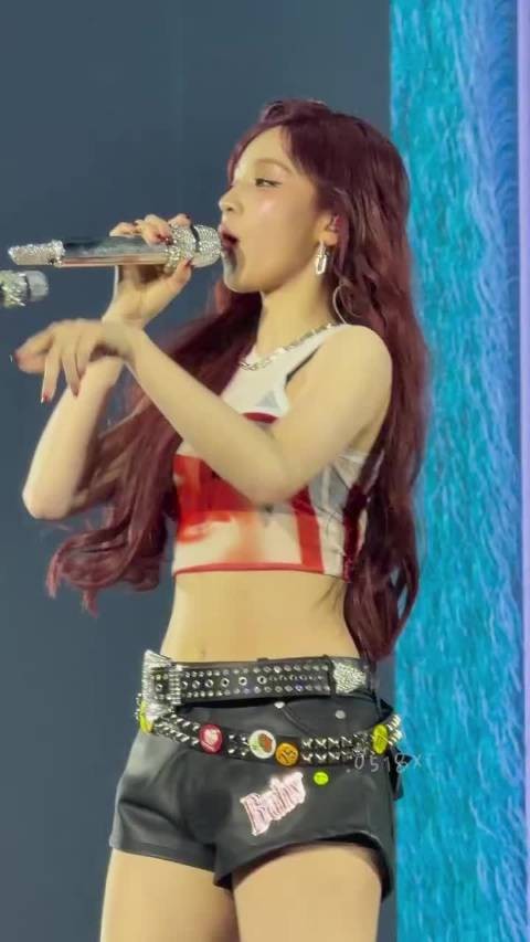 宋雨琦亮相大屏展现强烈视觉冲击力