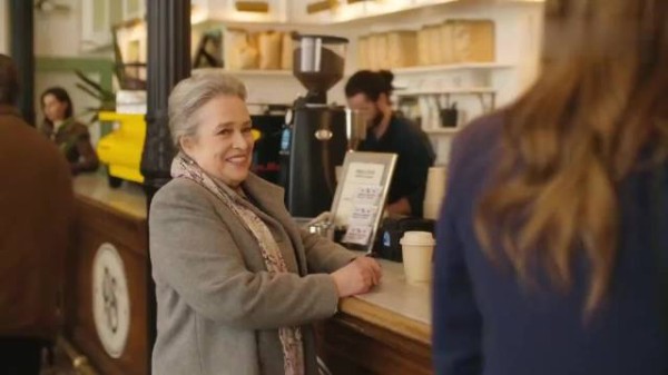 老奶奶每天点一杯咖啡，但她却从来不喝