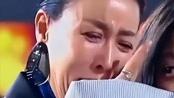 原来我们都被骗了？58岁的“天后”那英，早已走上了另外一条道路