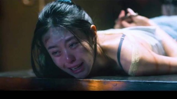 可怜的女大学生，居然被坏人囚禁，随意的丢在餐桌上！