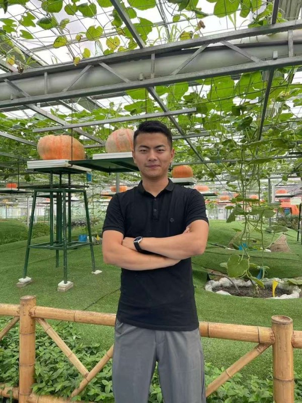 栾宏运和他的温室大棚。受访者供图
