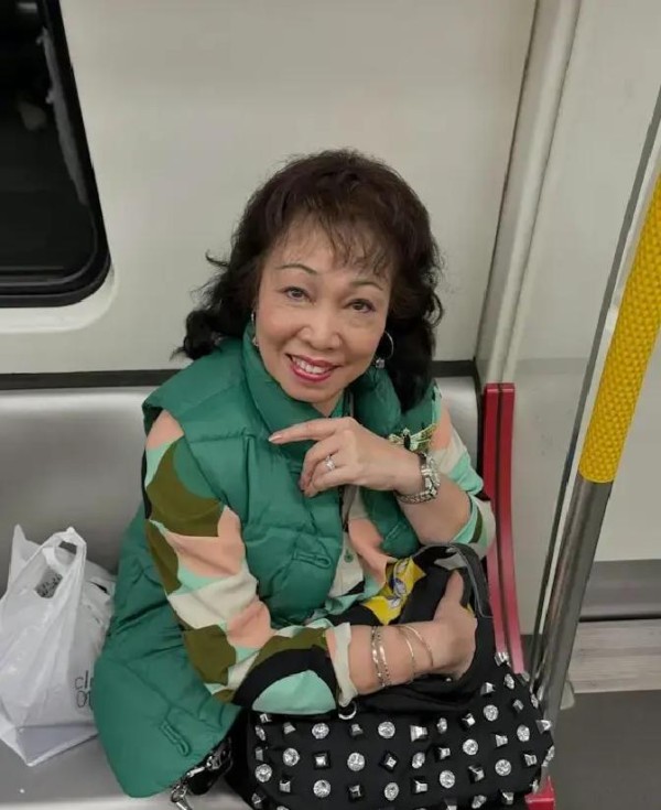 69岁许思敏深圳休闲亮相展现亲切魅力与跨文化演艺经历