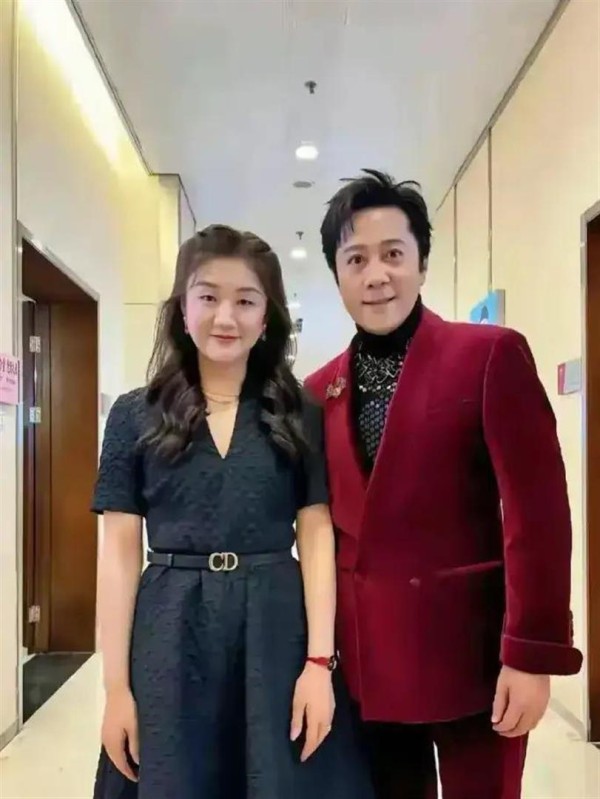 陈梦这造型，和她在赛场上的样子截然不同，有种成熟美