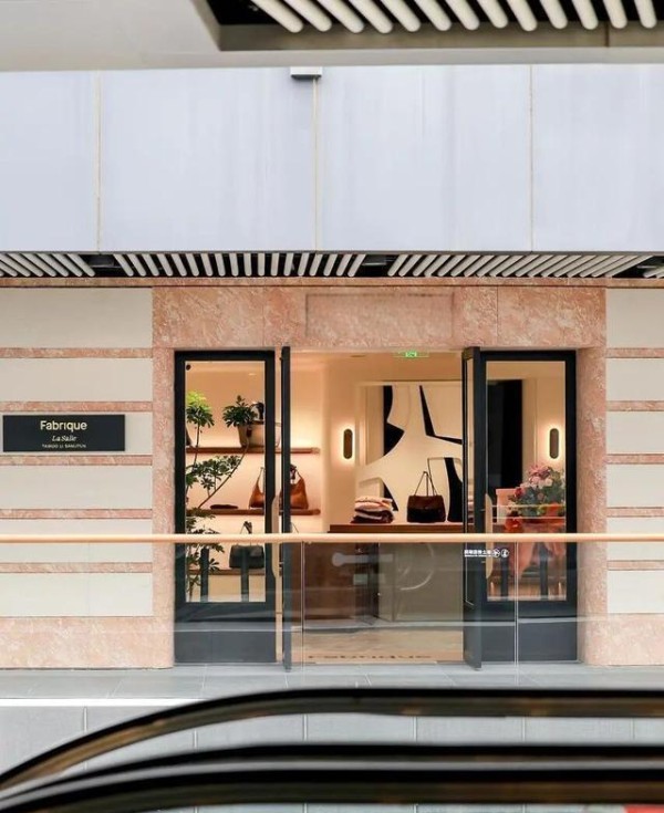 时尚圈新宠：“不完美”与虚拟试衣引领潮流