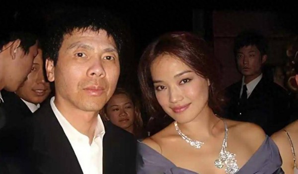 临近年关，49岁舒淇再破天花板，她让冯小刚和整个娱乐圈刮目相看