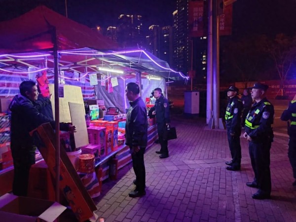 紧绷安全弦 筑牢防护网——白露街道春节期间持续开展烟花爆竹安全专项整治行动