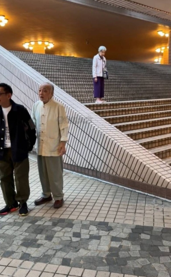 91岁老戏骨独站台阶极徬徨,蹒跚无助难以行动,网友担心安危:怎么不理她?