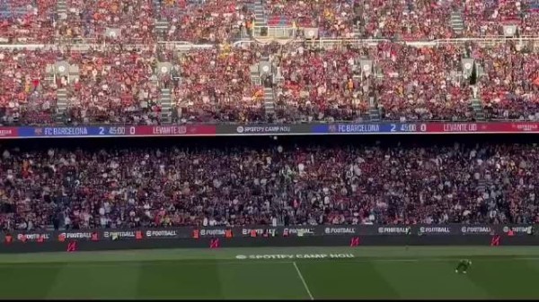 天下相亲与相爱！ 现场直拍：巴萨中场放中文歌《相亲相爱》